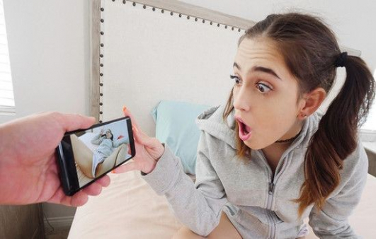 Şantajcı Üvey Ağabeyinin Elinden Kaçamayan Liseli Siktiriyor