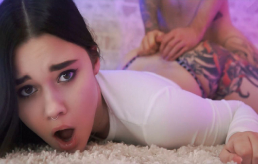 Sikiş Delisi Olan Kaltağın Sıkı Deliğini İnleterek Orgazm Ediyor