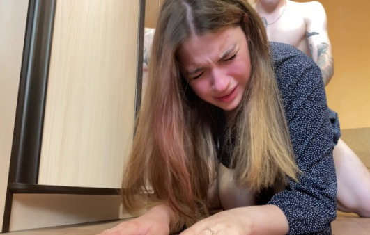 Kalın Yarağıyla Fındık Kadar Amcığını Zorladığı Kızı Zevkten Ağlatı